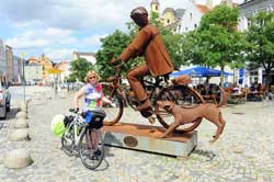 zwei Radfahrer in Burghausen