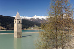 Altgrauner Kirchturm im Reschensee