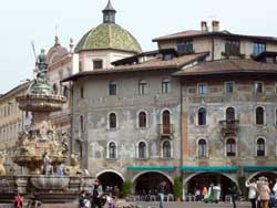 Piazza Duomo mit Neptunbrunnen in Trento